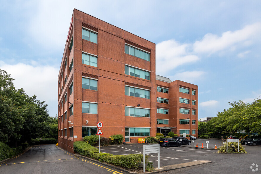 0-5 Skimpedhill Ln, Bracknell for rent - Primary Photo - Image 1 of 4