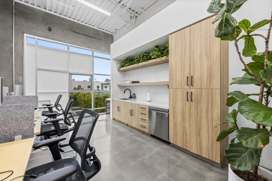 1245 Factory Pl, Los Angeles, CA for rent - Interior Photo - Image 1 of 15