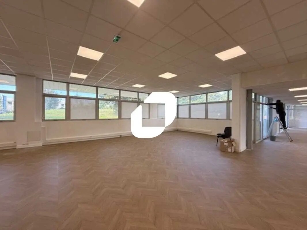 Office in Osny to rent Building Photo- Image 1 of 17
