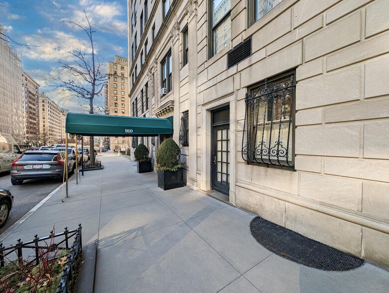 910 Park Ave, New York, NY for rent - Building Photo - Image 1 of 7