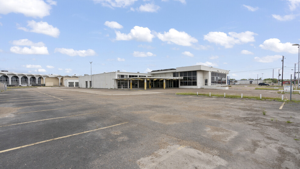 4225 S Staples St, Corpus Christi, TX for rent - Building Photo - Image 1 of 76