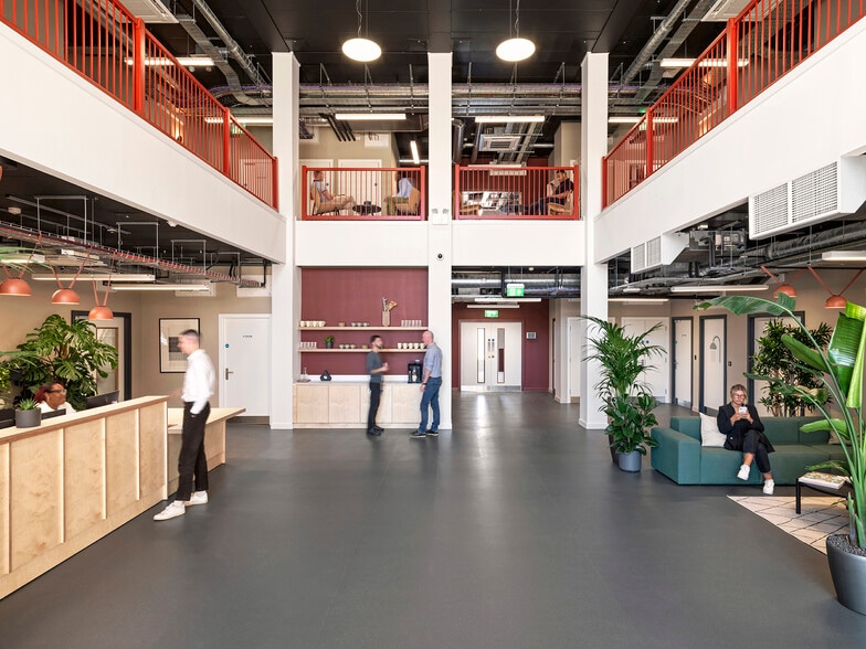 Surrey Quays Rd, London to rent - Interior Photo - Image 2 of 6