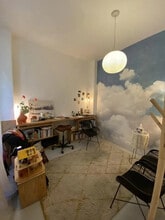 Retail in Paris to rent Interior Photo- Image 2 of 4