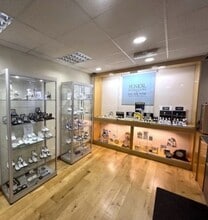 48A Great Junction St, Edinburgh to rent Interior Photo- Image 2 of 5