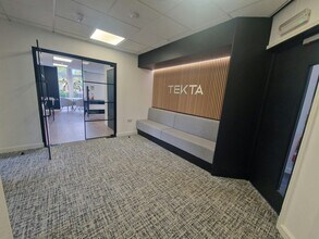 Waterberry Dr, Waterlooville to rent Interior Photo- Image 2 of 9