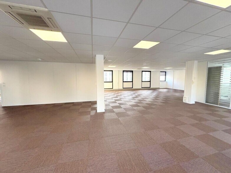 Office in Chatou to rent - Interior Photo - Image 2 of 13