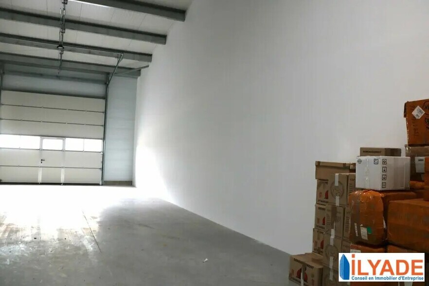 Office / Retail in Rousset to rent - Building Photo - Image 1 of 9