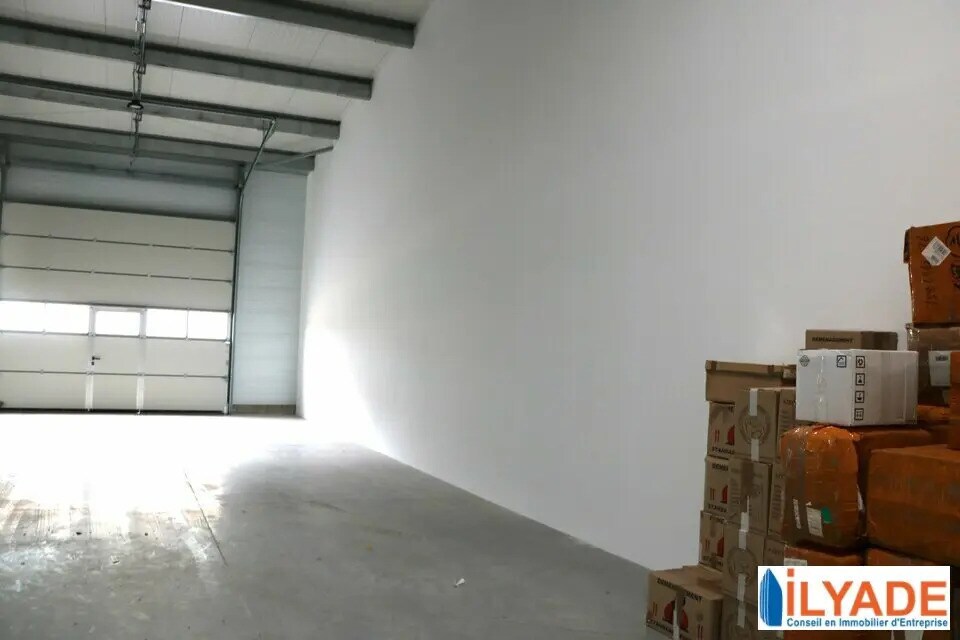 Office / Retail in Rousset to rent Building Photo- Image 1 of 10