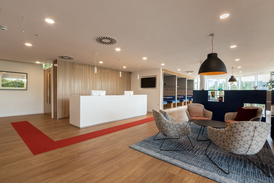 220 Wharfedale Rd, Wokingham to rent - Interior Photo - Image 2 of 10