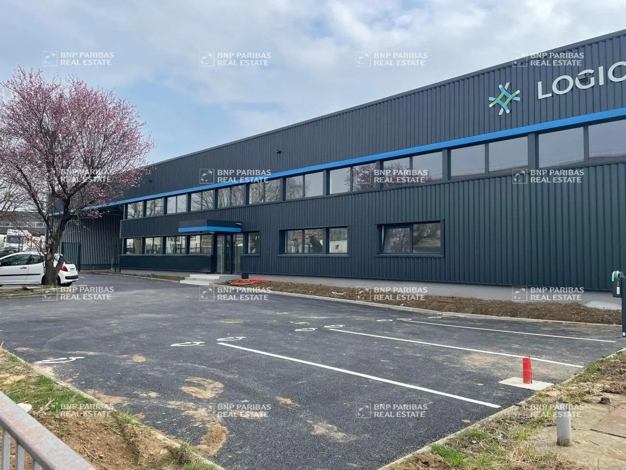 Light Industrial in Le Blanc-Mesnil to rent Primary Photo- Image 1 of 5