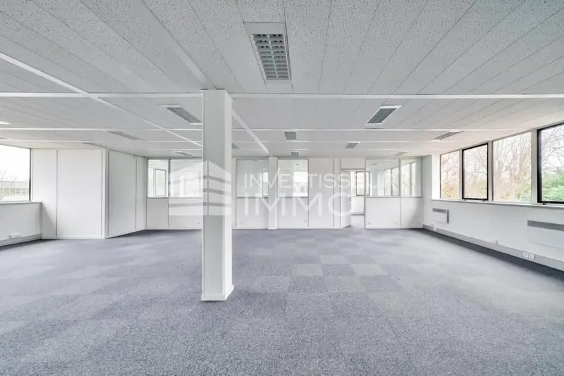 Office in Saint-Thibault-des-Vignes to rent Interior Photo- Image 1 of 7