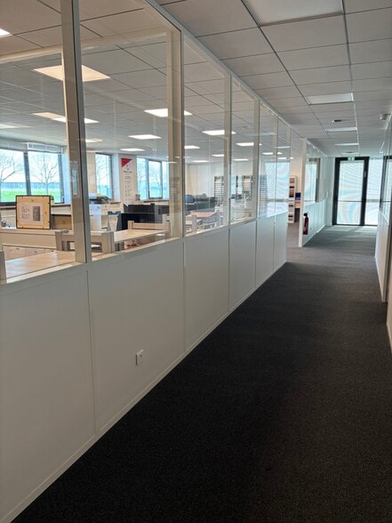 Office in Bron to rent - Interior Photo - Image 3 of 3