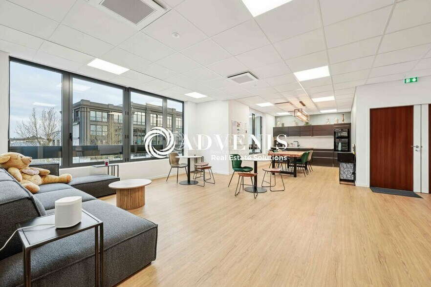 Office in Chessy to rent - Interior Photo - Image 1 of 12