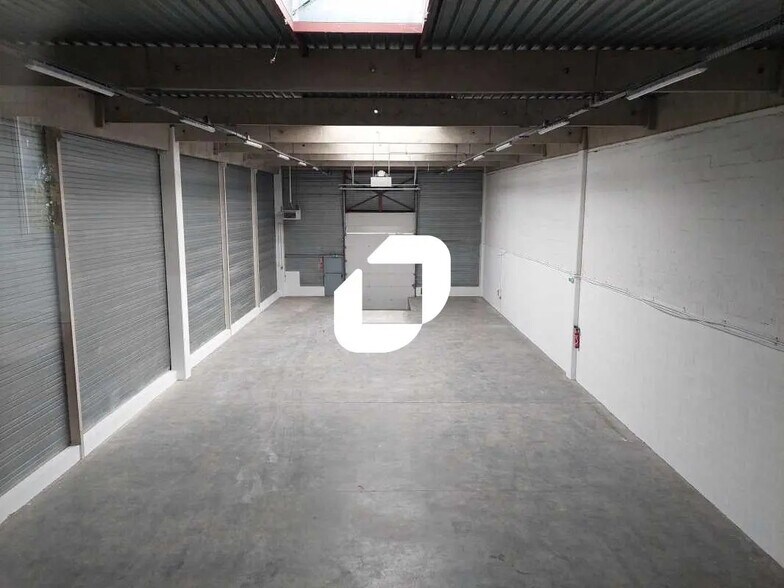 36 Rue Des Osiers, Coignières to rent - Interior Photo - Image 3 of 14