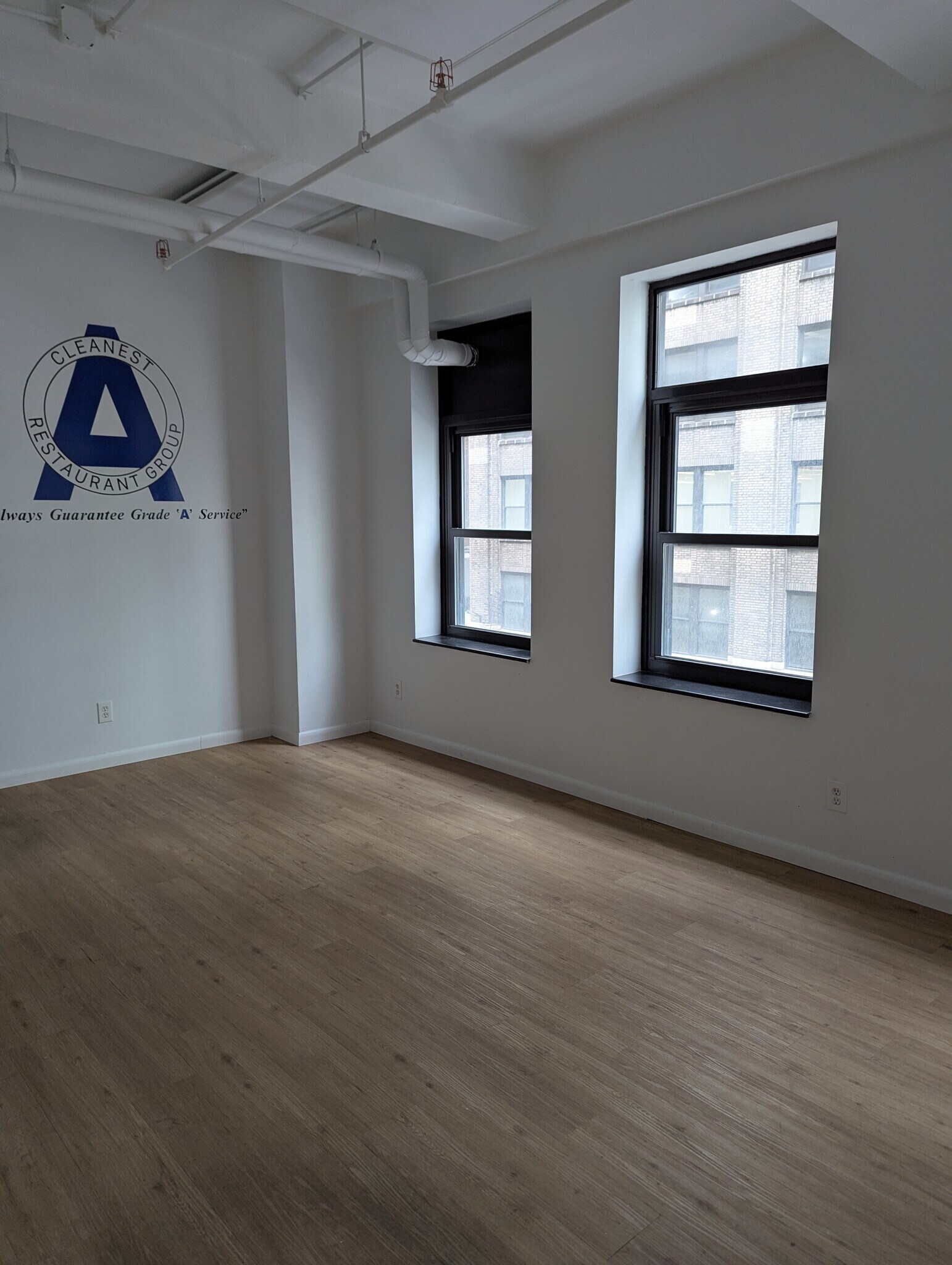 40 W 37th St, New York, NY to rent Interior Photo- Image 1 of 4