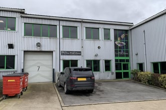 Windsor Grove, London to rent Building Photo- Image 1 of 5