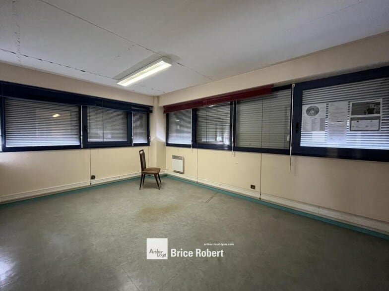 Light Industrial in Lyon to rent - Interior Photo - Image 3 of 5
