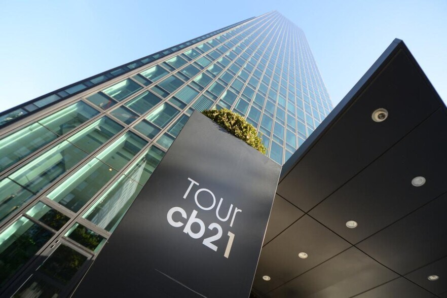 16 Place De L'Iris, Courbevoie to rent - Building Photo - Image 2 of 16