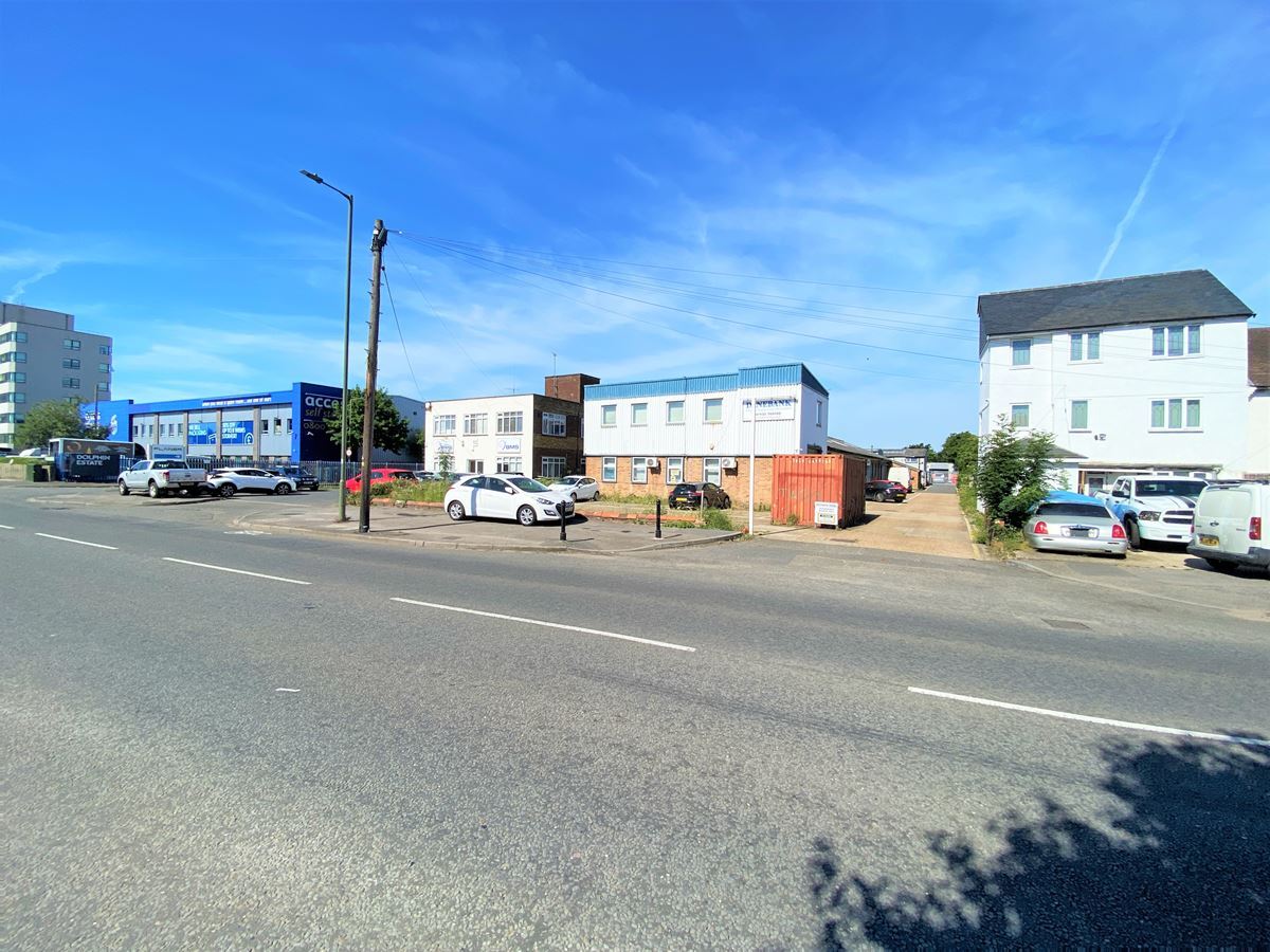 108 Windmill Rd, Sunbury On Thames for sale Primary Photo- Image 1 of 1