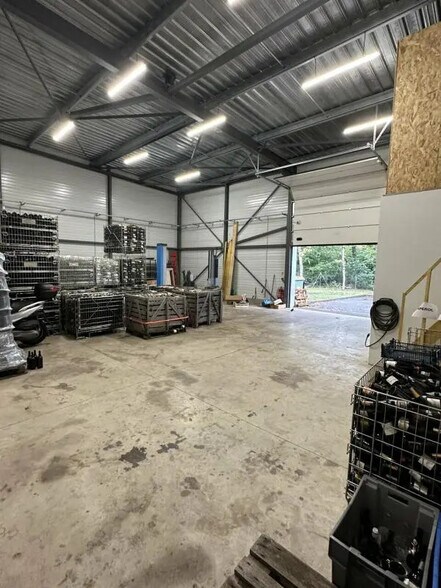 Light Industrial in Pessac to rent - Interior Photo - Image 2 of 2
