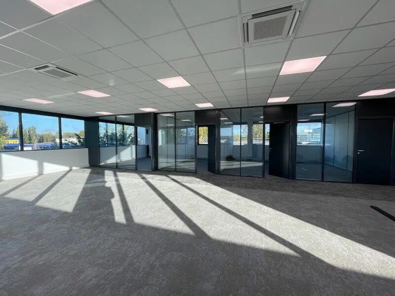 Office in Villeneuve-la-Garenne to rent Building Photo- Image 1 of 11