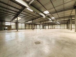Light Industrial in Saint-Michel-sur-Orge to rent Interior Photo- Image 1 of 6