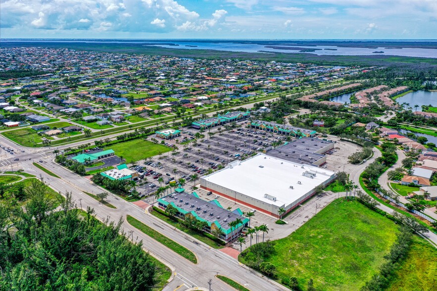 2354 Surfside Blvd, Cape Coral, FL for sale - Building Photo - Image 3 of 8