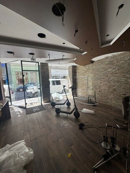 Retail in Lyon for sale - Interior Photo - Image 2 of 8