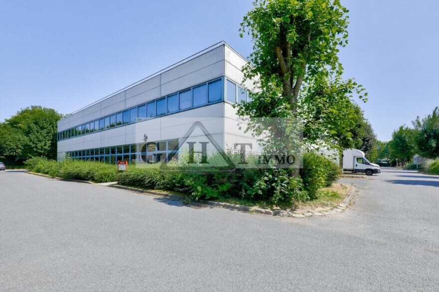 Industrial in Roissy-en-France to rent - Building Photo - Image 2 of 6