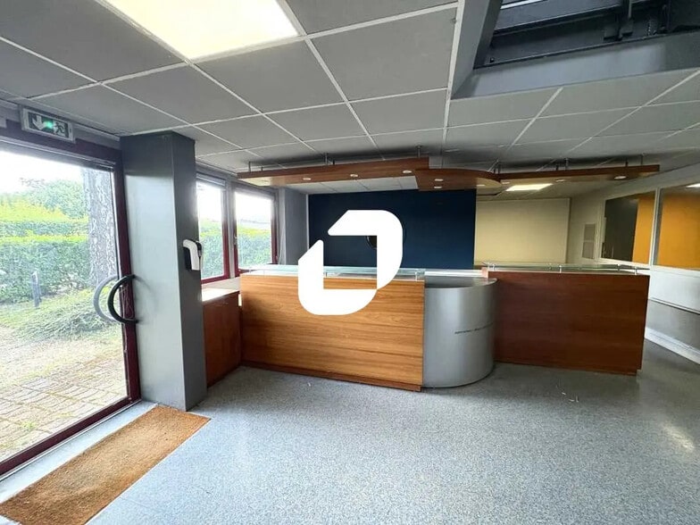 4 Rue Pablo Picasso, Magny-les-Hameaux to rent - Interior Photo - Image 2 of 22