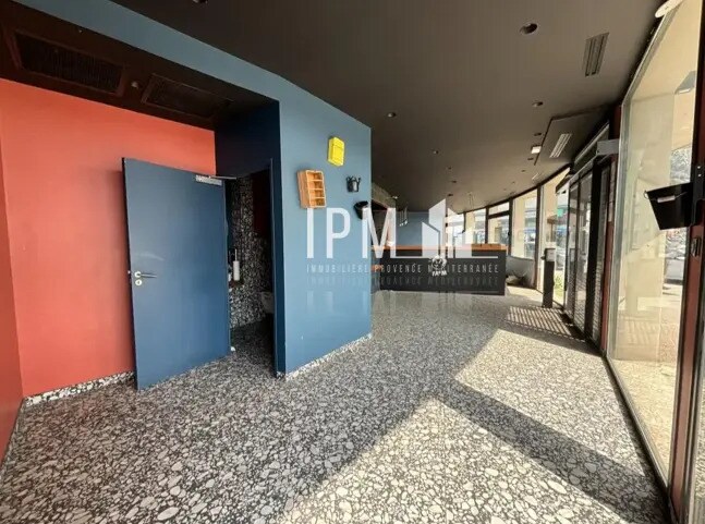 Retail in Toulon to rent - Interior Photo - Image 3 of 7