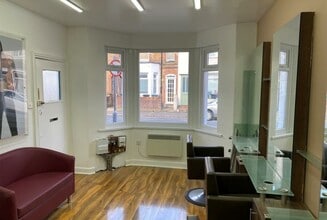11-13 Harwoods Rd, Watford to rent Interior Photo- Image 2 of 4