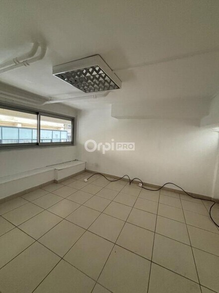 Retail in Toulon to rent - Interior Photo - Image 2 of 4