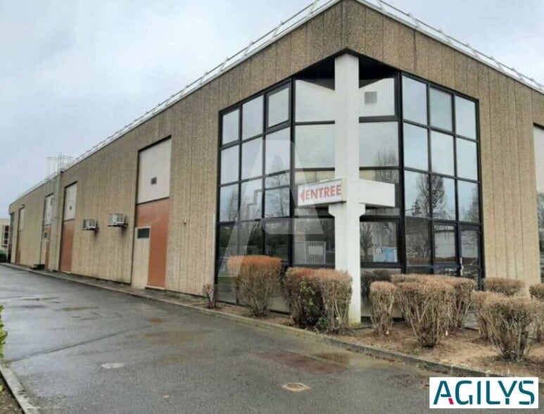6-8 Rue Marie Curie, Coignières to rent - Building Photo - Image 3 of 5