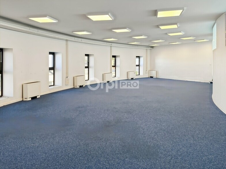 Office in Marseille to rent - Building Photo - Image 1 of 6