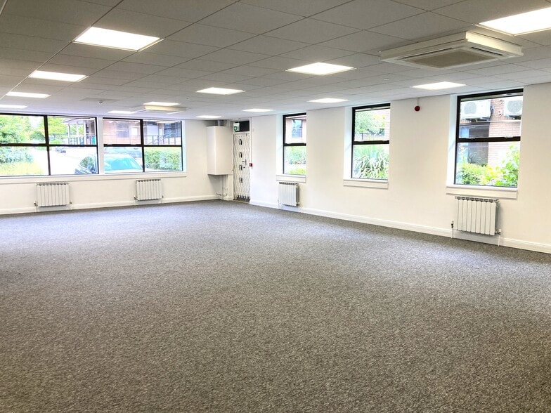 Woodlands Ln, Bradley Stoke to rent - Building Photo - Image 1 of 6
