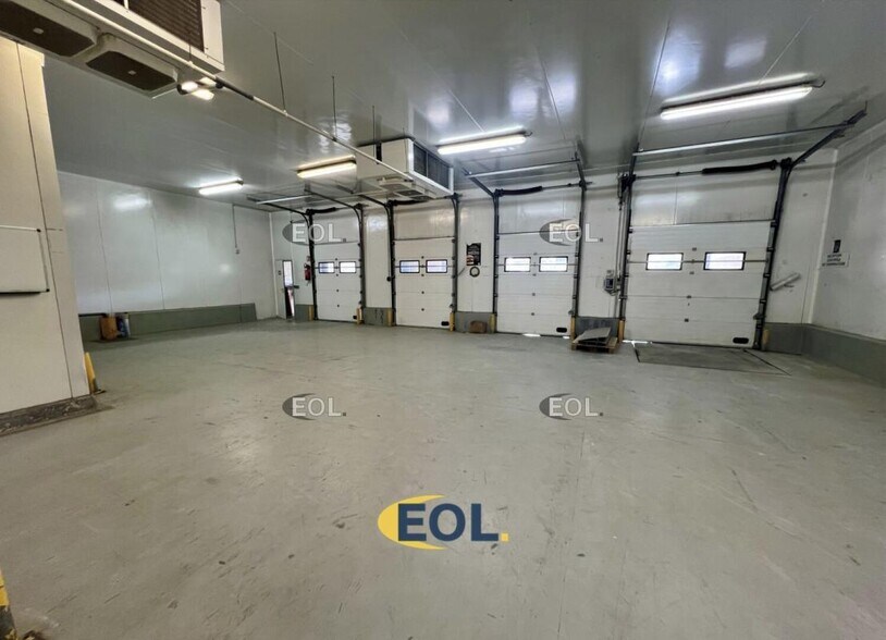 Light Industrial in Montreuil for sale - Interior Photo - Image 2 of 9