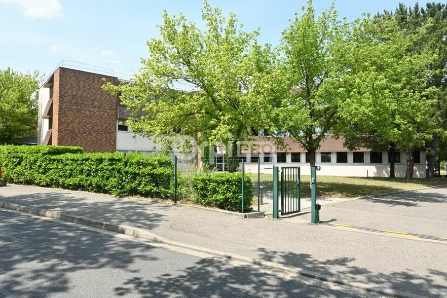 7 Rue Maryse Bastié, Bron to rent - Building Photo - Image 3 of 23