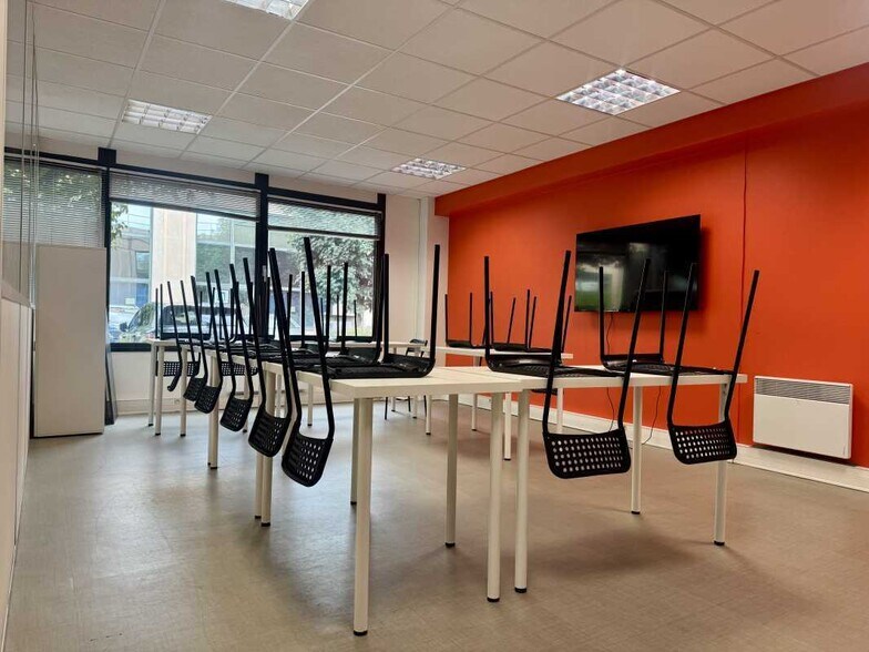 34 Rue Du 35eme Regiment D'Aviation, Bron to rent - Interior Photo - Image 2 of 13