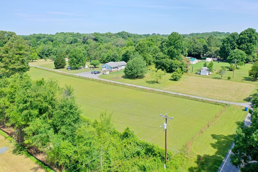 5729 Julian Airport Rd, Liberty, NC for sale - Primary Photo - Image 1 of 9