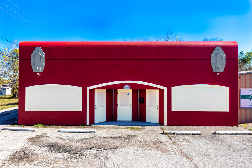 111 S 8th St, La Porte, TX for rent - Building Photo - Image 1 of 12