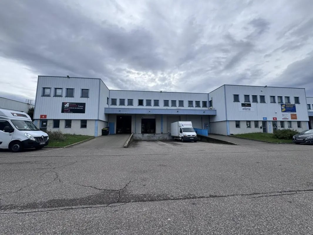 Office in Genas to rent Building Photo- Image 1 of 6