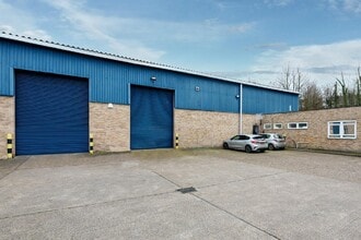 Redlands, Coulsdon to rent Building Photo- Image 2 of 4