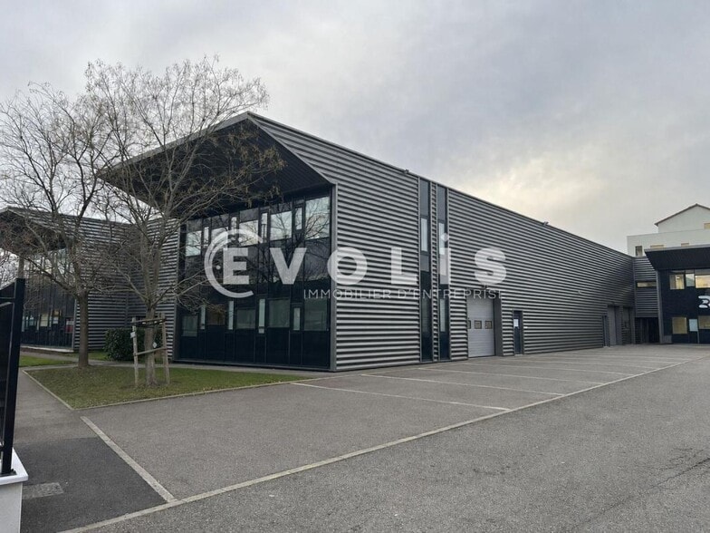 Light Industrial in Vénissieux for sale - Building Photo - Image 1 of 14