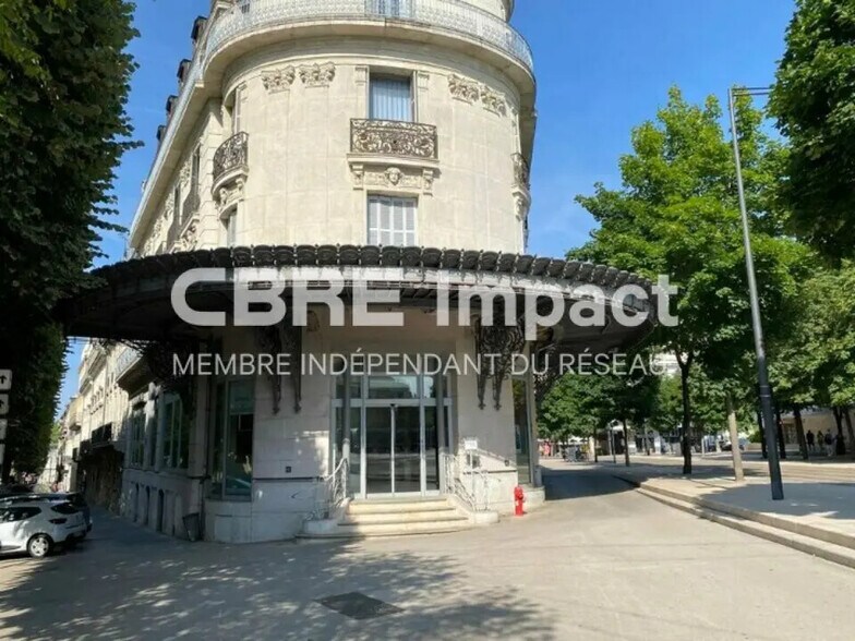 Retail in Dijon to rent - Primary Photo - Image 1 of 6