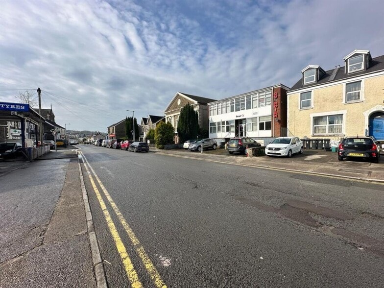 9-10 London Rd, Neath to rent - Building Photo - Image 3 of 3