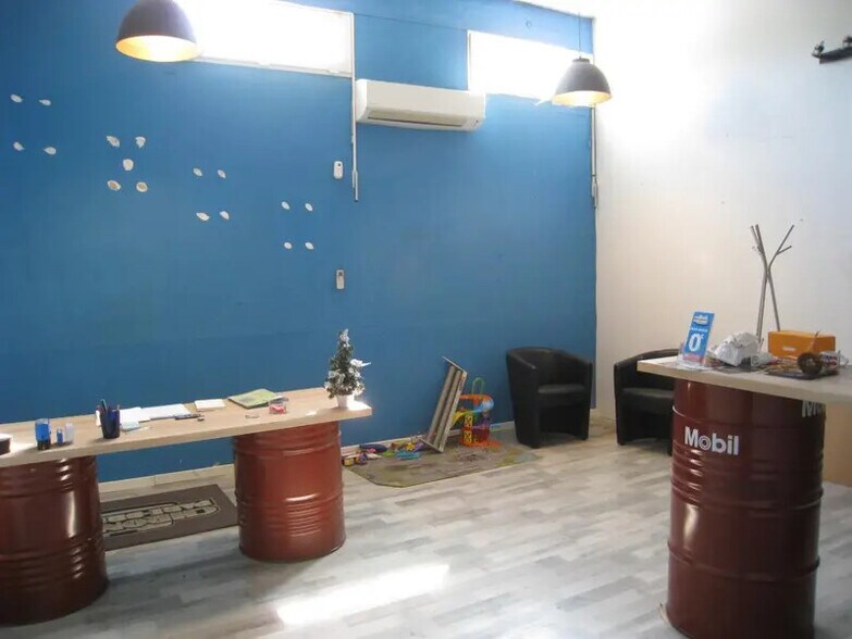 Industrial in Aubagne to rent - Building Photo - Image 2 of 5