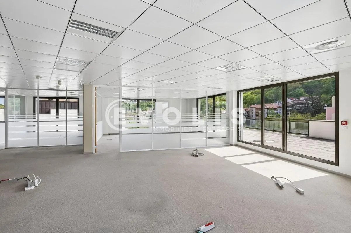 Office in Lyon to rent Interior Photo- Image 1 of 15