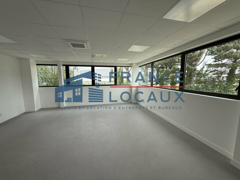 Light Industrial in Le Mesnil-Amelot to rent - Interior Photo - Image 3 of 6