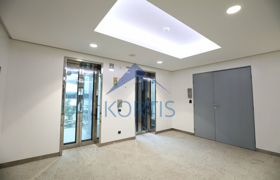 Office in Lyon for sale Lobby- Image 1 of 13